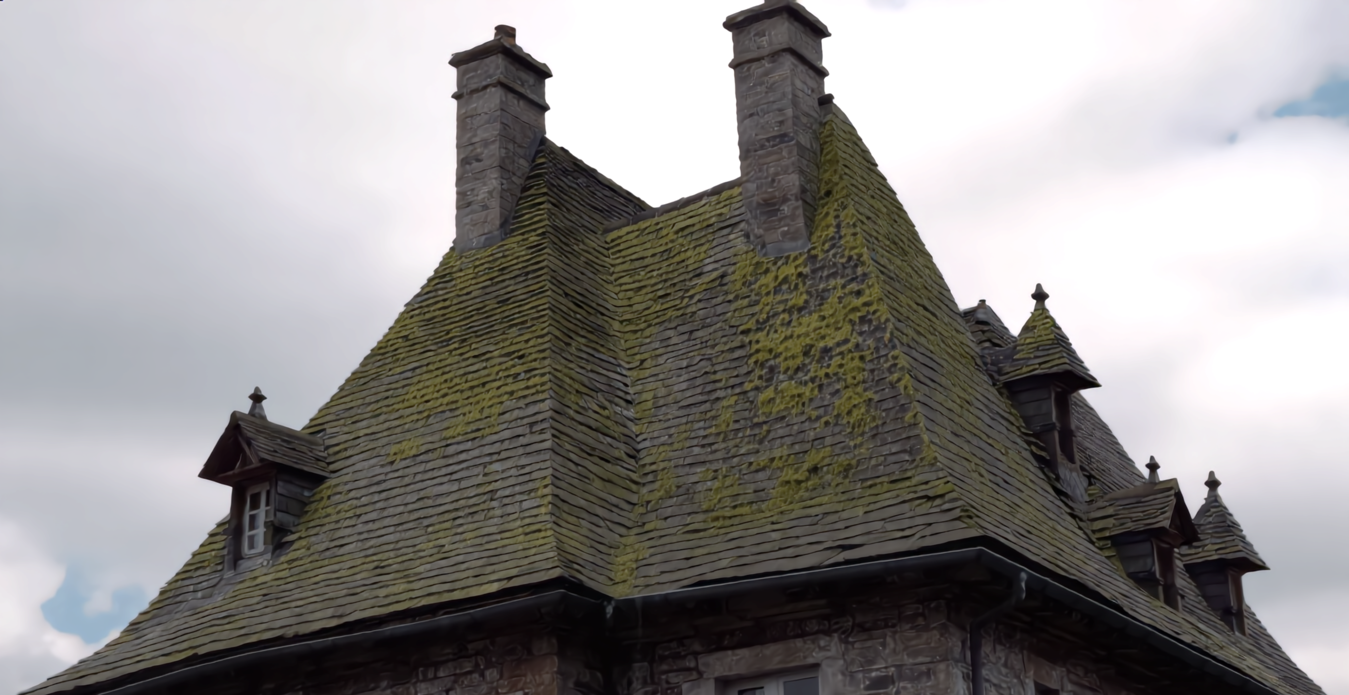 Toiture avant nettoyage par drone — mousse et lichens visibles